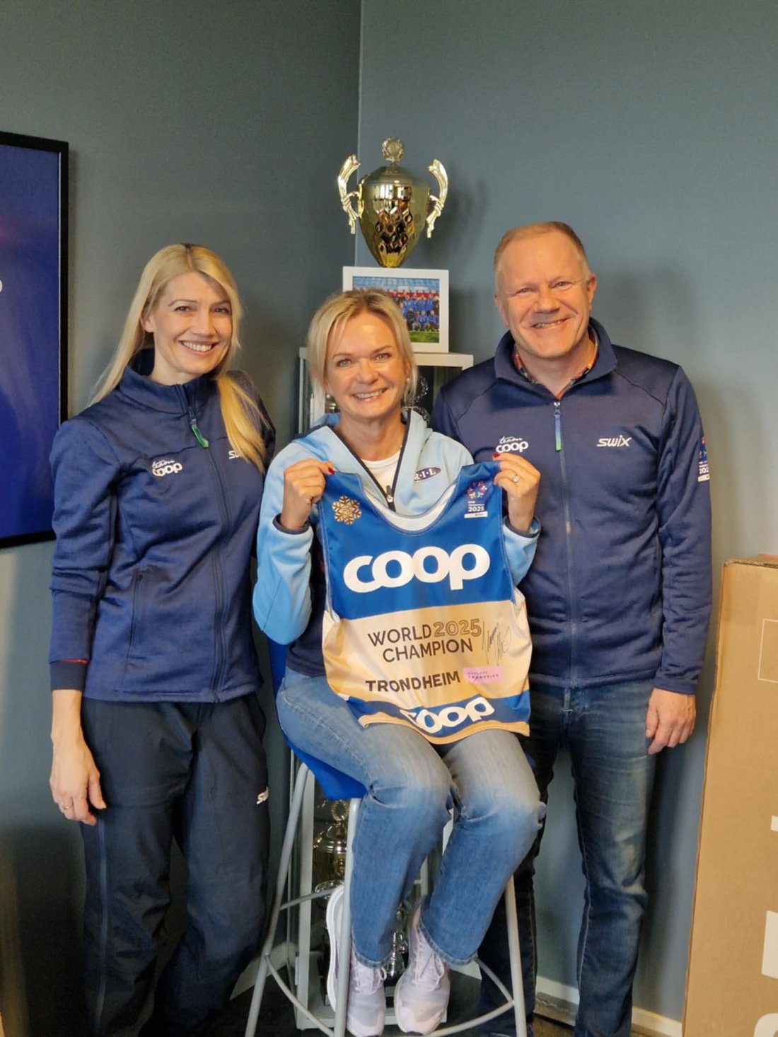 Unni og Bjørn fra COOP Midt-Norge sammen med Eva, leder for samfunn og bærekraft.