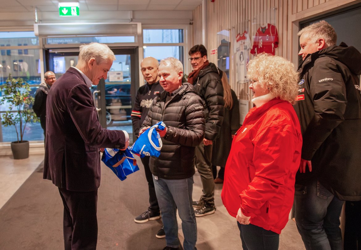 Statsministeren måtte jo selvsagt få seg en Ranheimsdrakt.