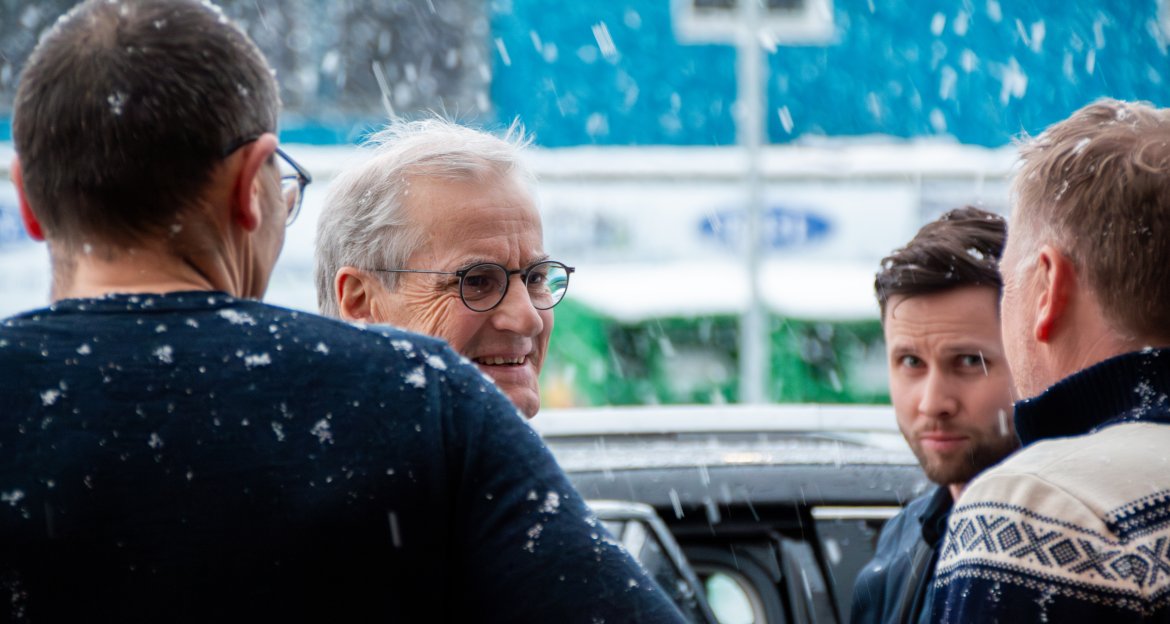 Støre ankommer smilende, til tross for trøndersk snøvær.